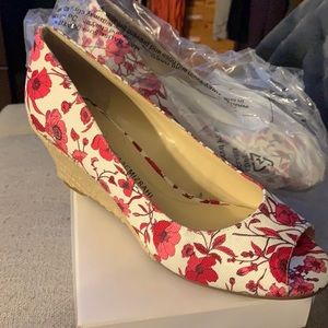 Brand new Isaac Mizrahi Peggy wedge shoes